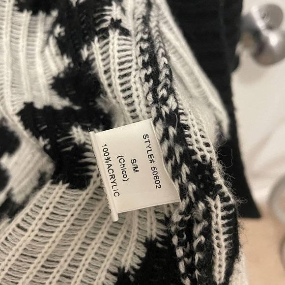 Black and white geometric sweater - Picture 3 of 4